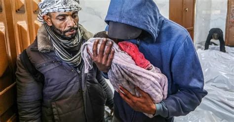 İsrailin Aç bırakma politikası Gazzede 16 çocuğu öldürdü